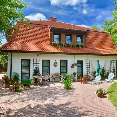 Geraeumige In Mit Terrasse- Garten Und Grill By Interhome *